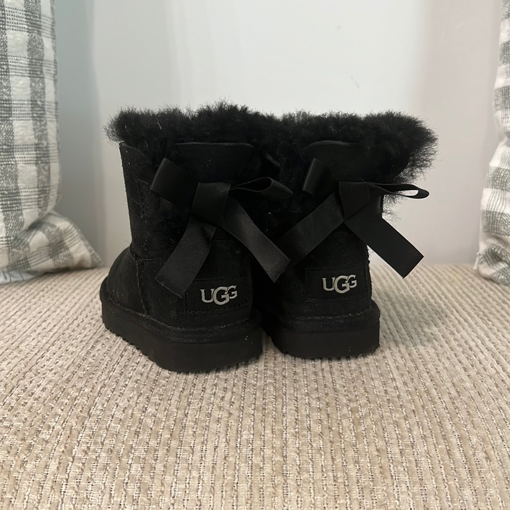 toddler black uggs with bows on back size 6